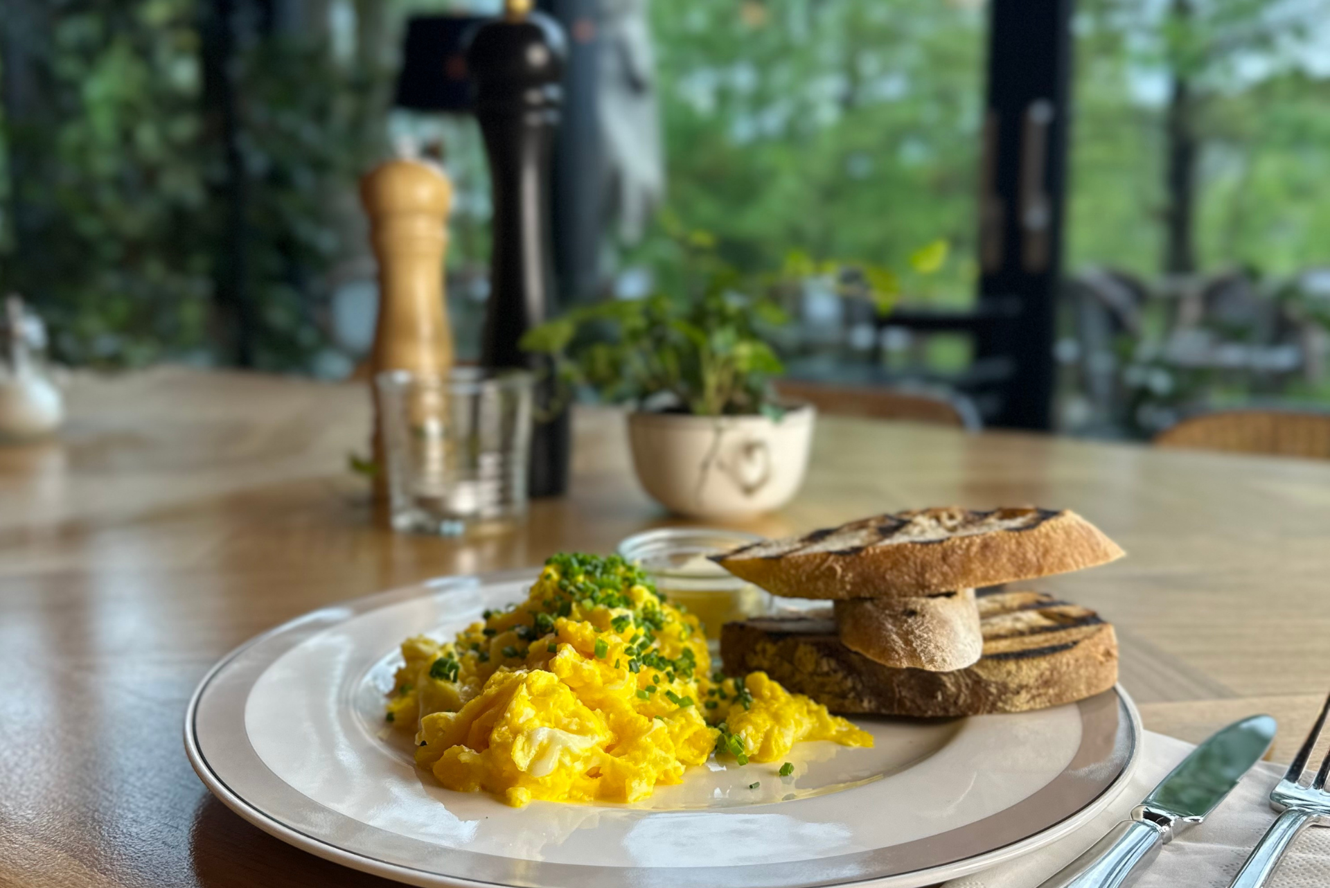 Przepis na jajecznicę ze szczypiorkiem - szybkie i smaczne śniadanie