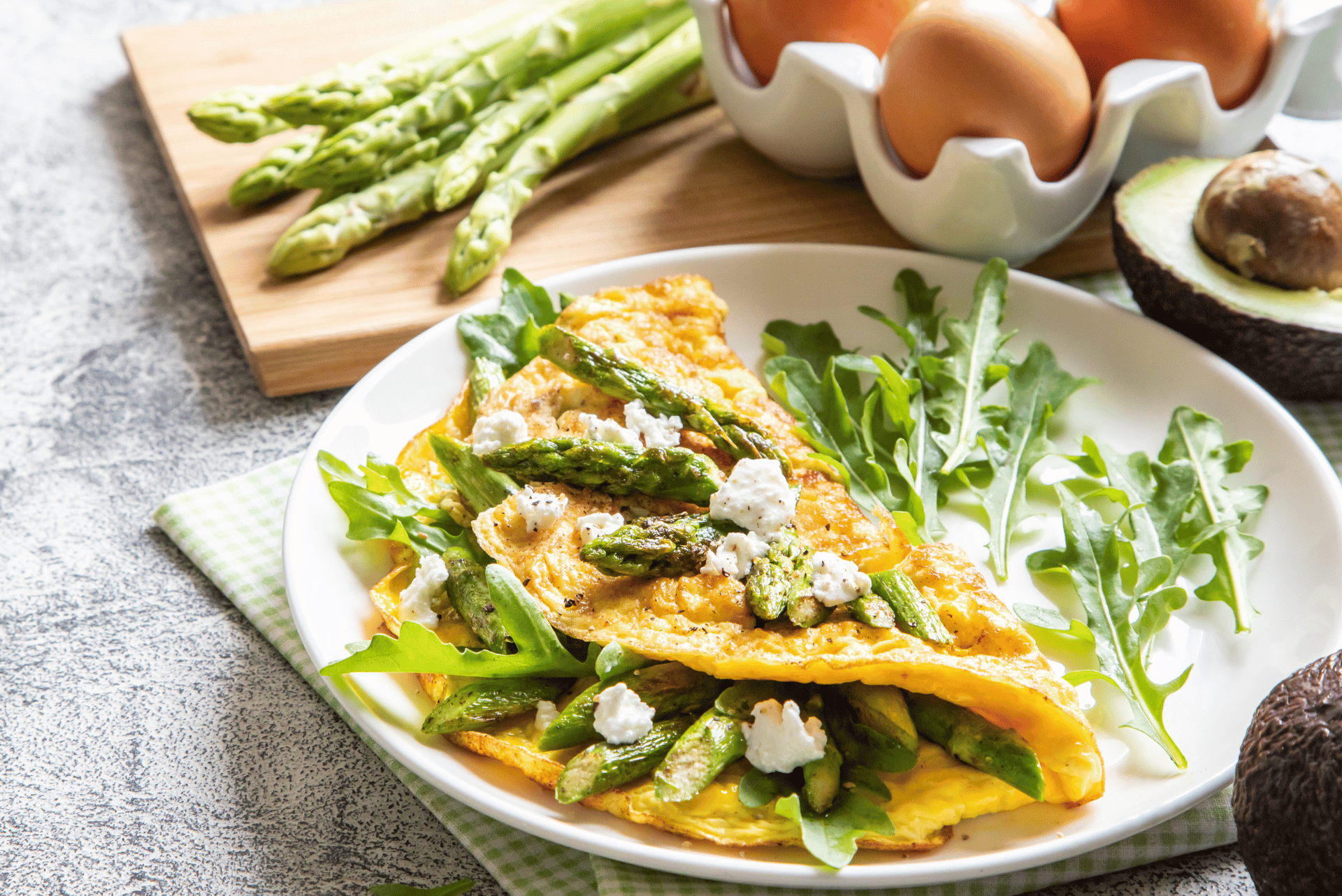 Omlet ze szparagami - wykorzystaj jajka od kur z wolnego wybiegu